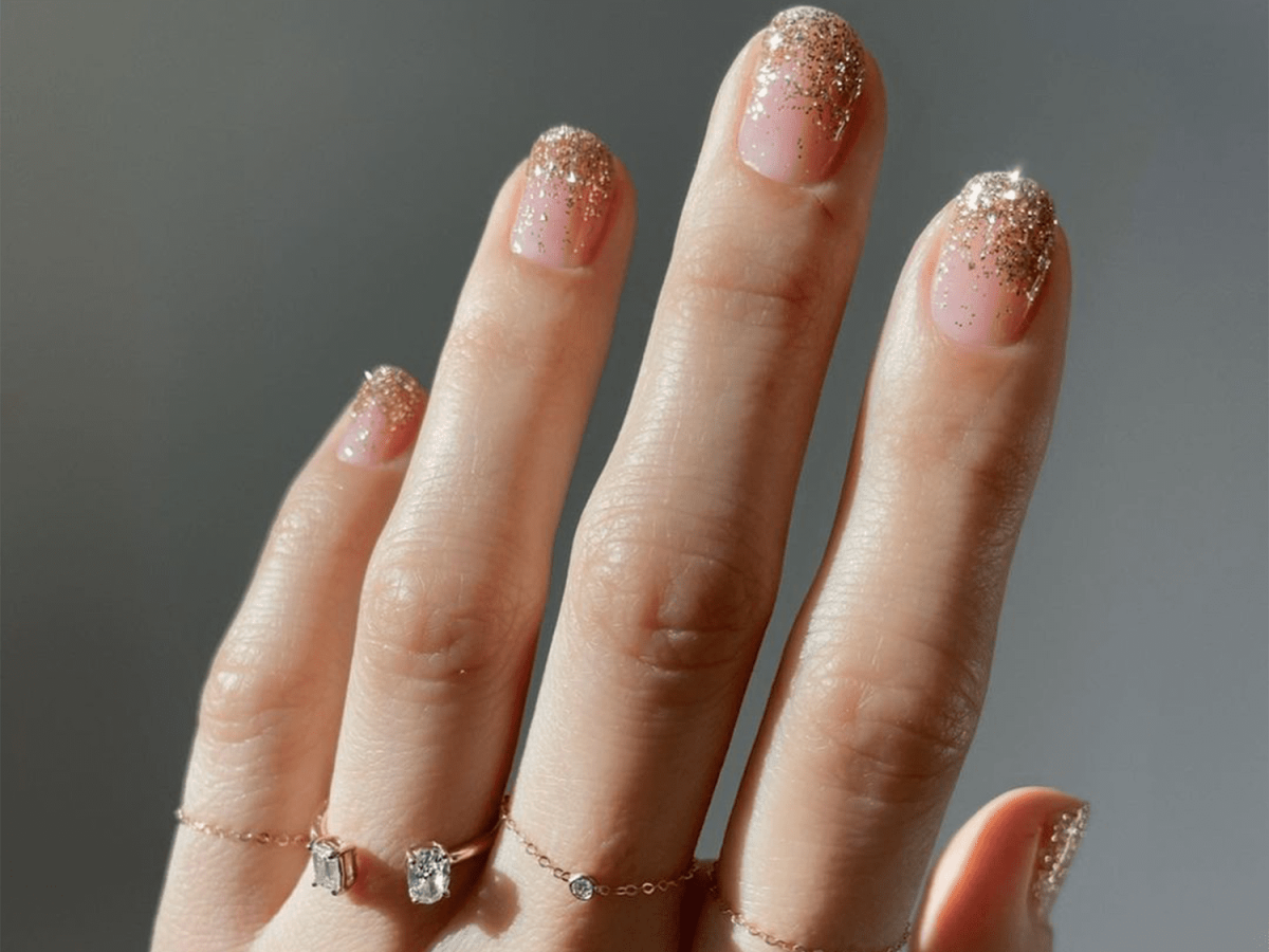 smalto trasparente glitter oro unghie corte