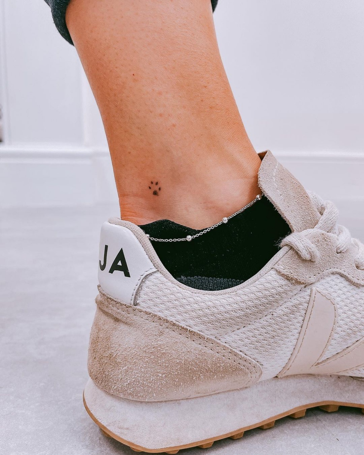 tatuaggio sulla caviglia donna impronta zampa