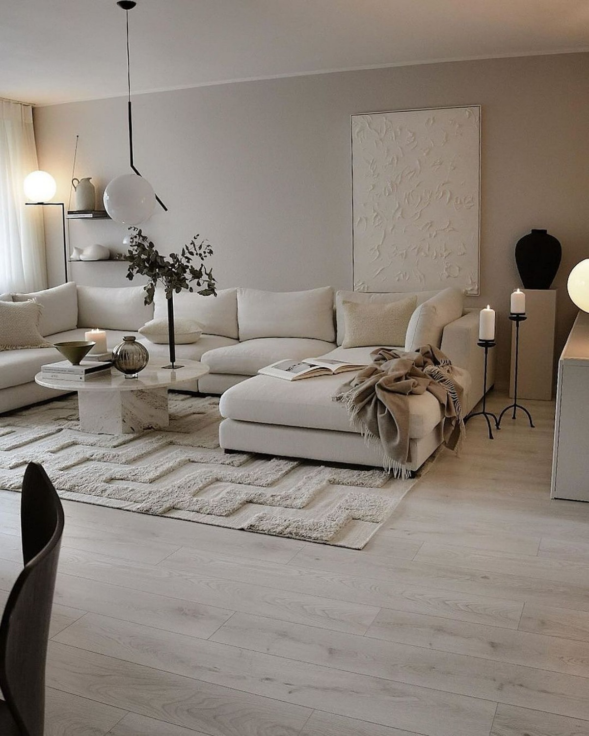 arredamento salone moderno 2024 divano angolare beige