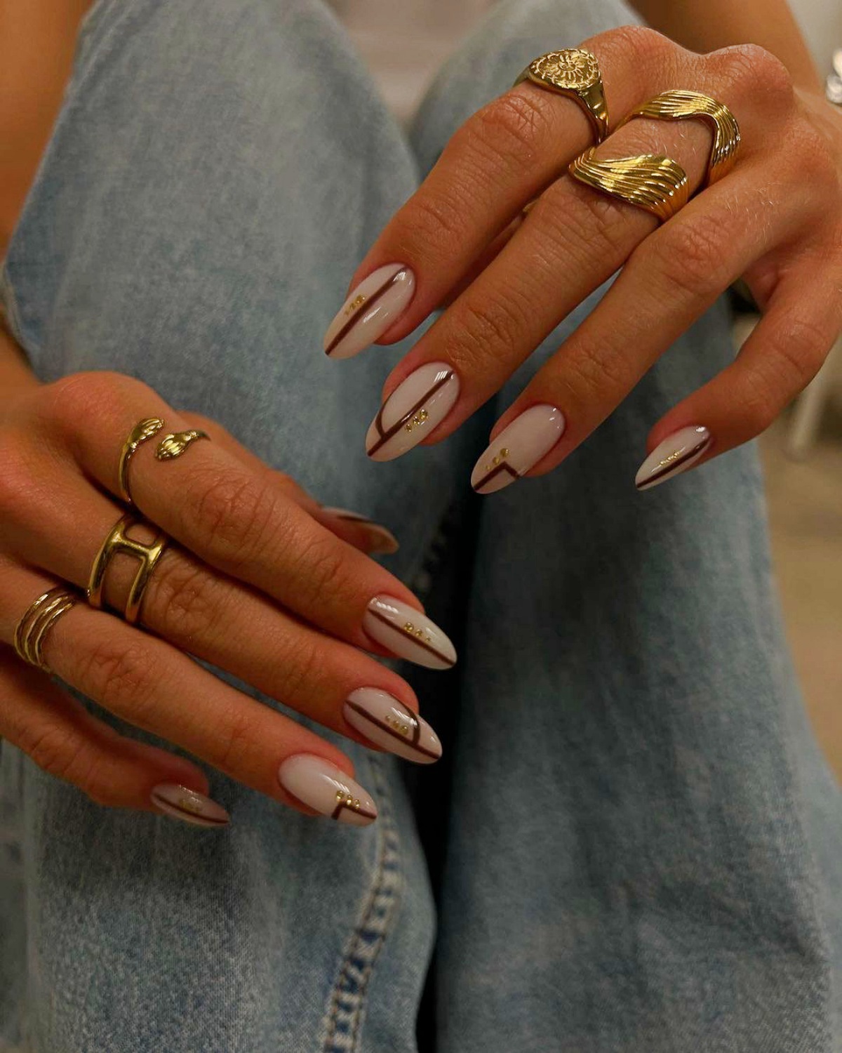 unghie ovali con smalto colore latte decorazioni manicure