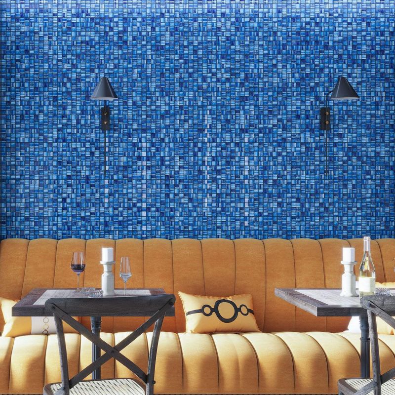 stand per la cena in un ristorante tartine di colore beige e parete con mosaico blu