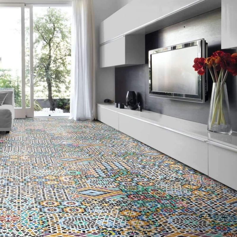 tessere di mosaico colorate situate nel soggiorno
