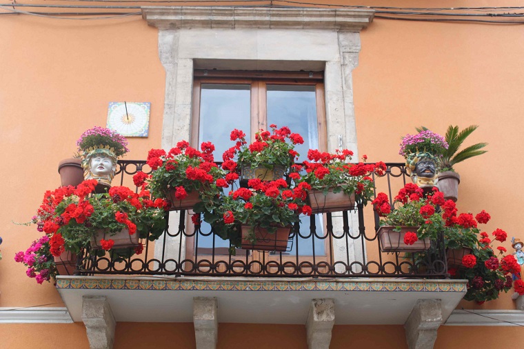 addobbi floreali rosso profumo terrazzo elegante