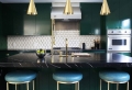 Cucina moderna con inserti lucidi in metallo