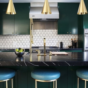 Cucina moderna con inserti lucidi in metallo