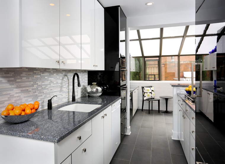 cucina bianca lucida layout aperto stile contemporaneo
