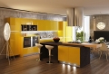 Cucina gialla che brilla e illumina veramente lo spazio