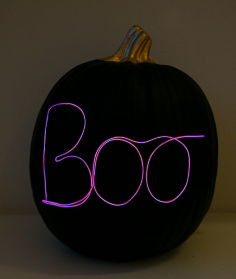 Immagini zucca Halloween, scritta in inglese luminosa, zucca dipinta di nero illuminata