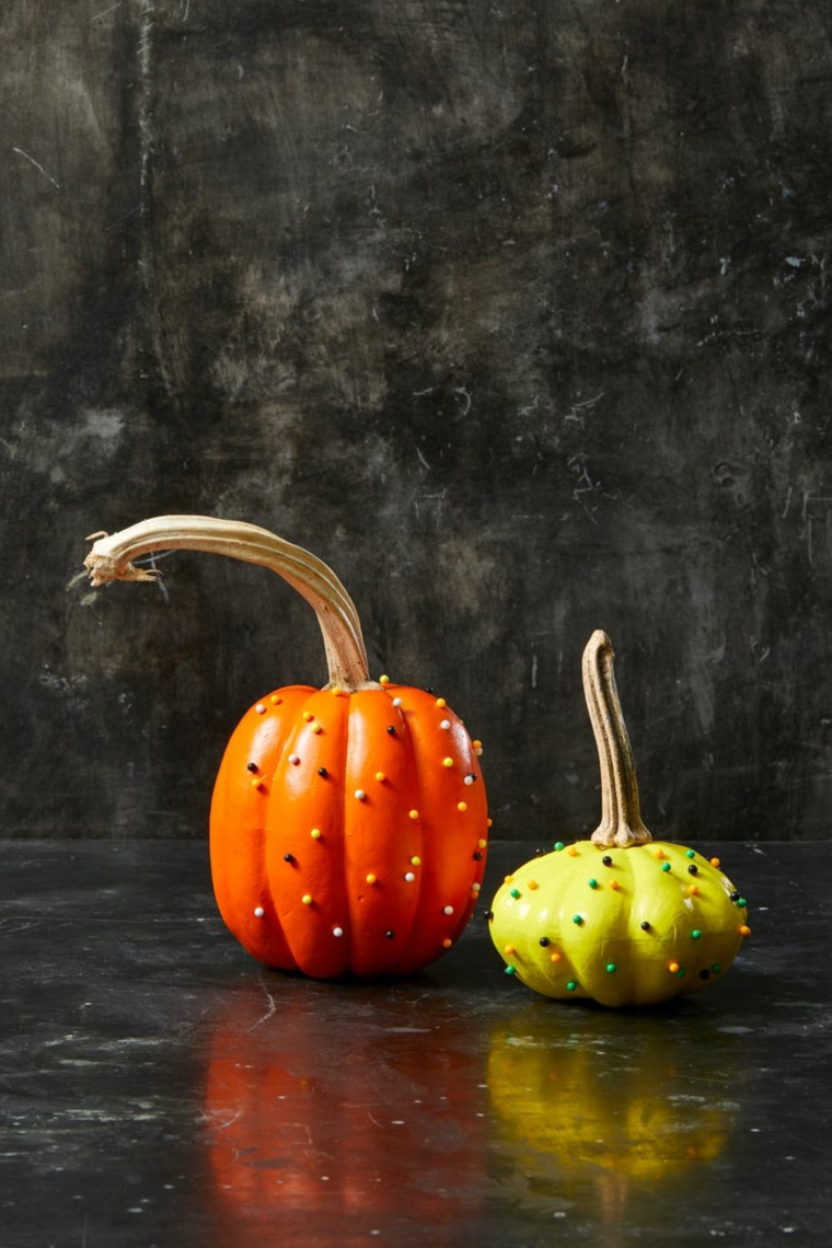 Zucche con palline colorate, immagini zucca Halloween, immagine con sfondo nero