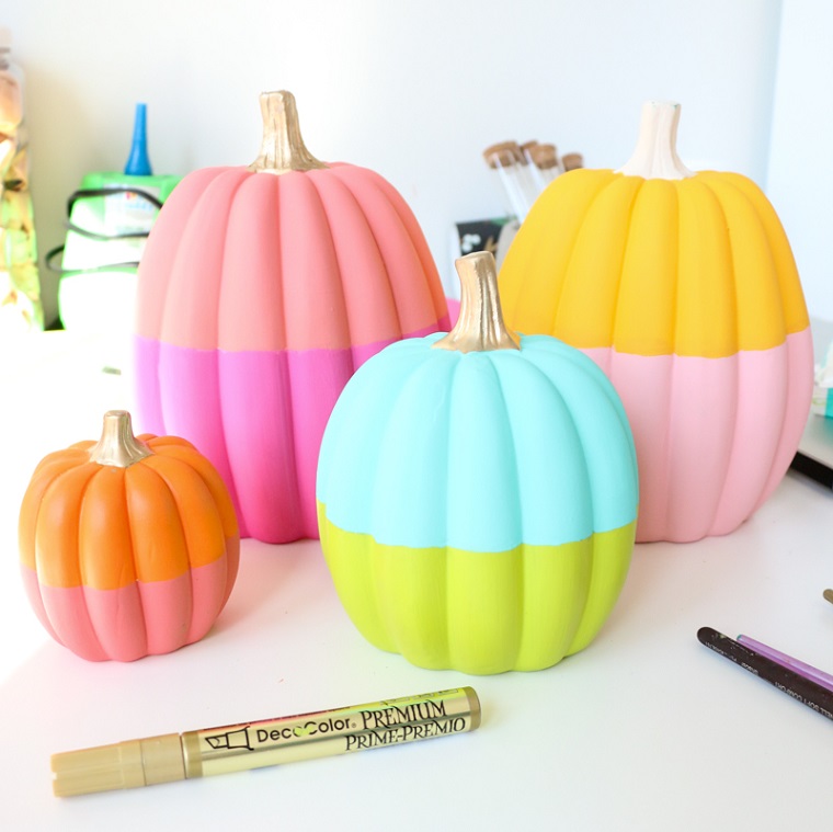 Zucche di plastica dipinte, pennarello e pennelli, immagini zucca Halloween, zucche dipinte con due colori