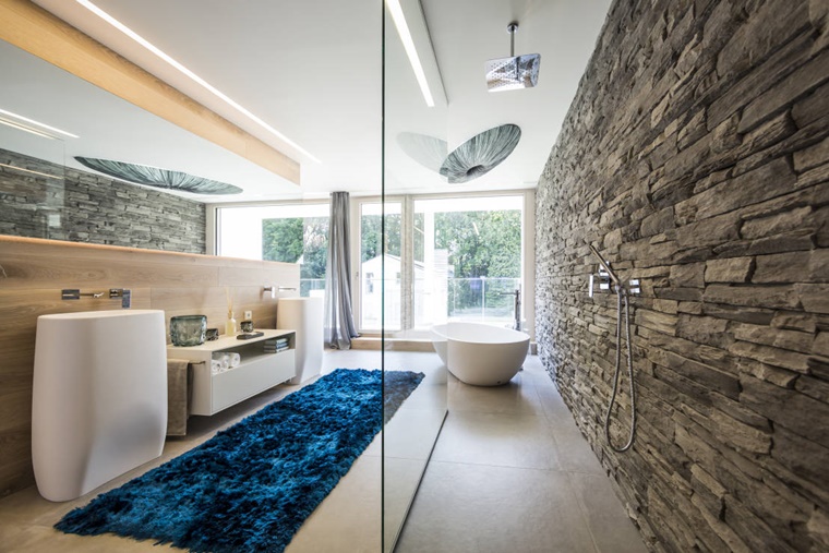 idee bagno moderno parete doccia pietra