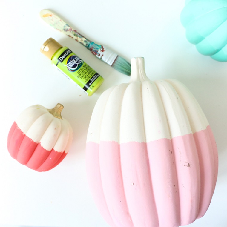 Foto zucche Halloween, materiali per decorazioni Halloween, colori acrilici e pennello