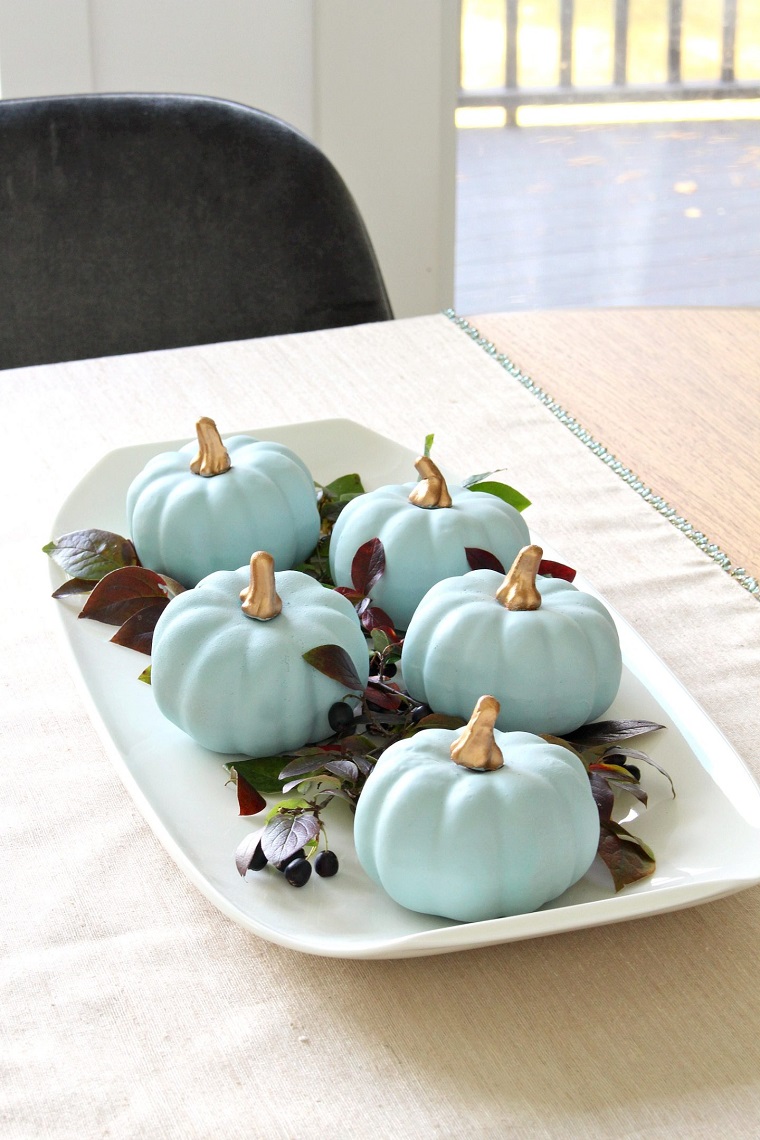 Immagini di zucche di Halloween, zucca dipinta di azzurro, centrotavola con mini zucche finte