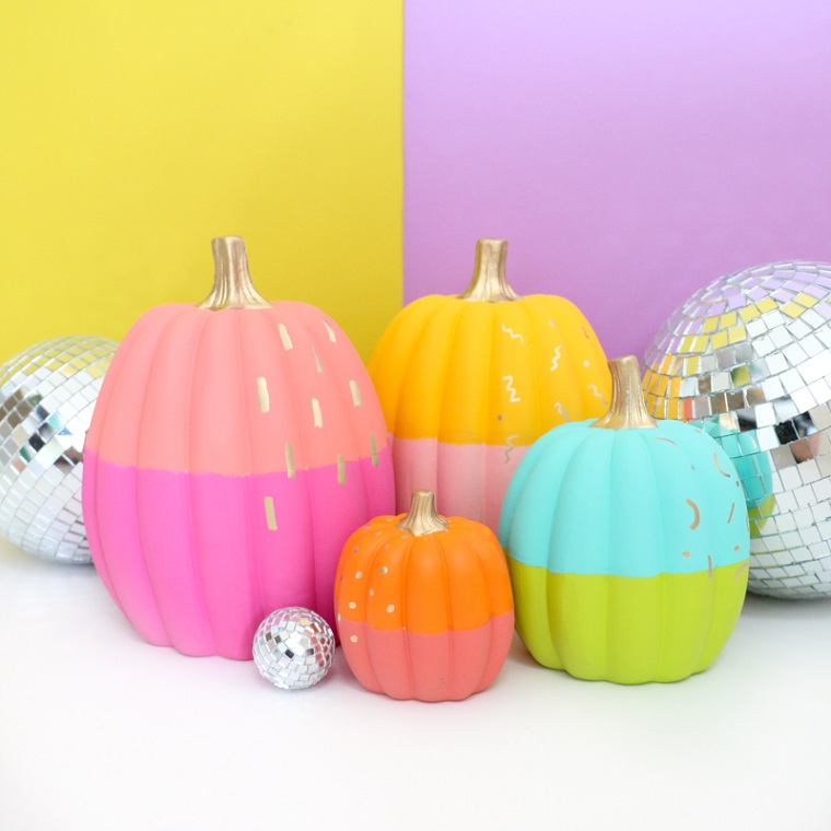 Zucca di Halloween, zucca dipinta di due colori, disegni su zucche finte di plastica