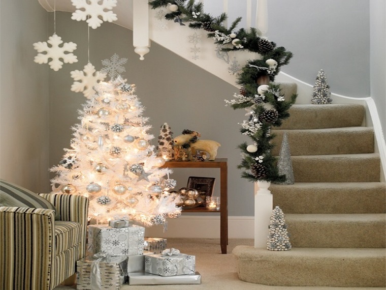 addobbi natalizi bianchi idea albero scala