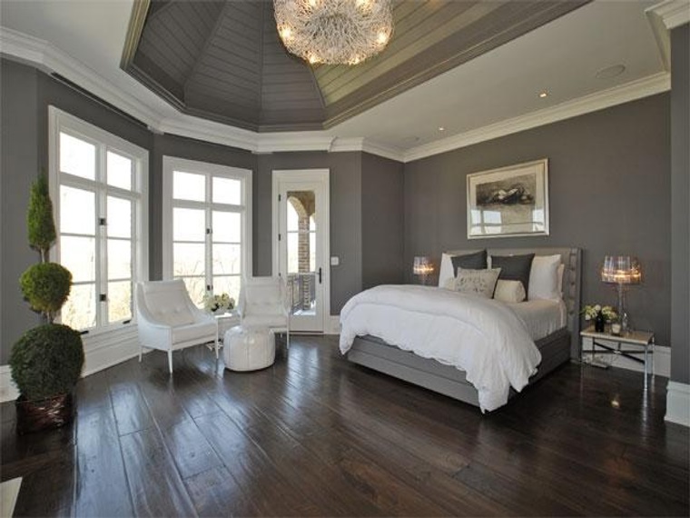 camera da letto grigia bianco pavimento legno