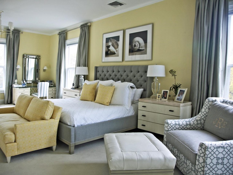 camera da letto grigia classica elementi giallo