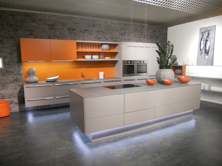 cucina abbianamento colori grigio arancione