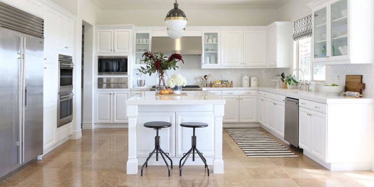 cucina bianca elegante isola dettagli legno