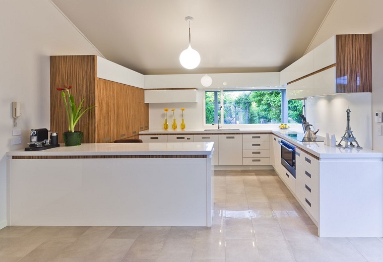 cucina bianca moderna decorata dettagli legno