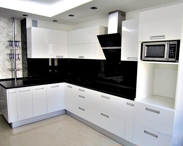 cucina bianca parashizzi top colore nero