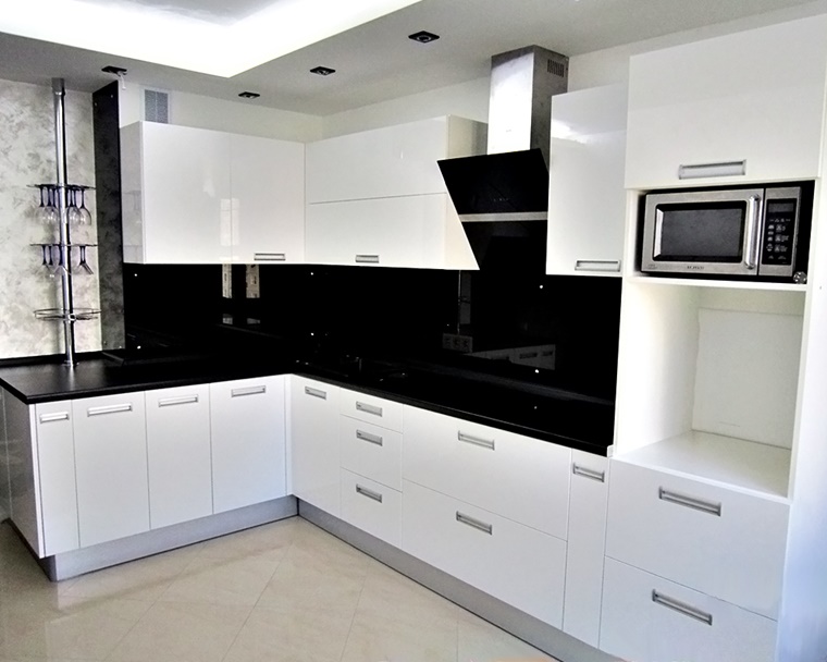 Cucine bianche: abbinamento perfetto con lo stile moderno ... Cucine bianche e nere