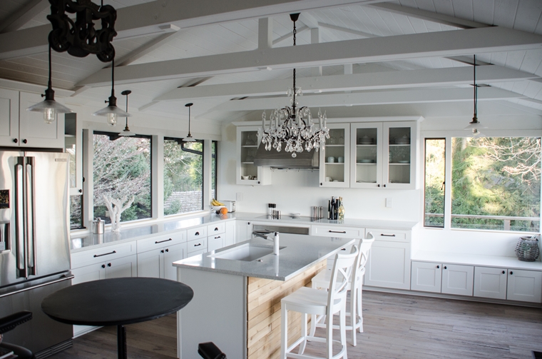 cucina bianca soffitto legno travi vista vari lampadari sospensione