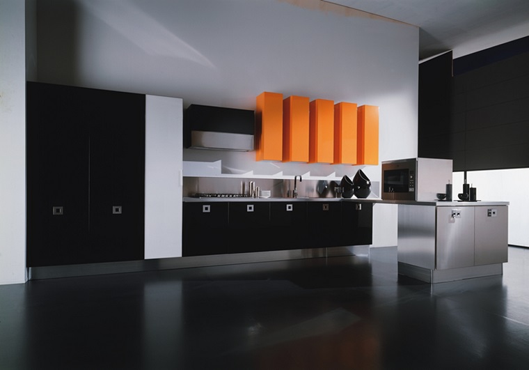cucina nera moderna tocco arancione