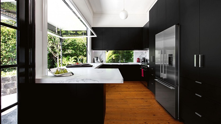 idee cucina mobili neri piano lavoro marmo bianco