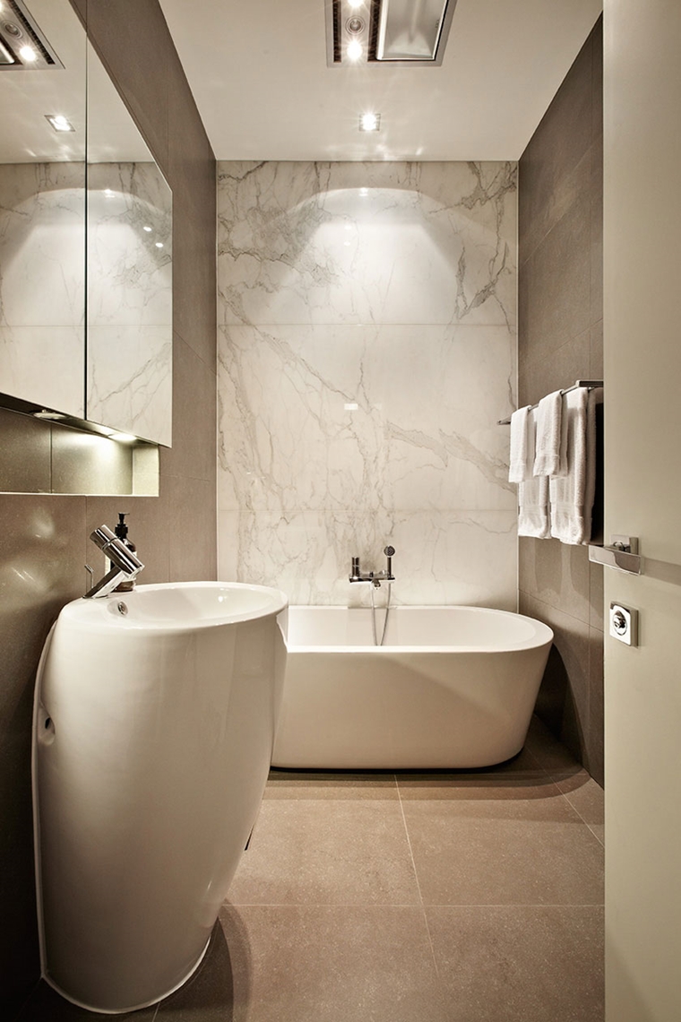 illuminazione bagno moderno marmo vasca freestanding