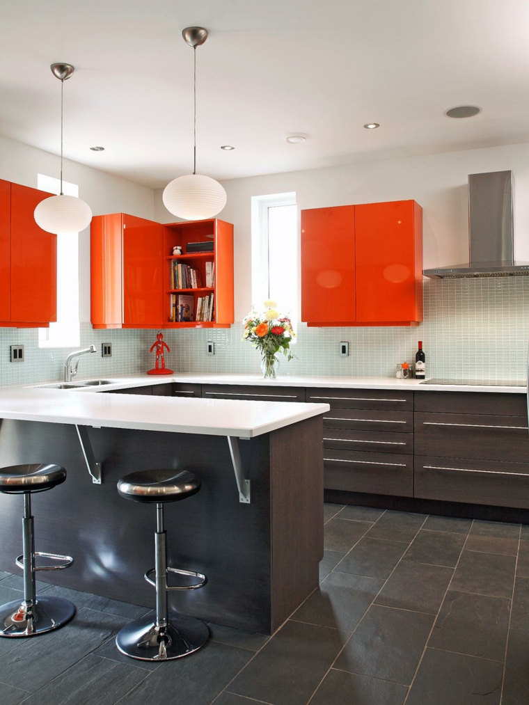 mobili cucina moderna dettagli grigio arancione