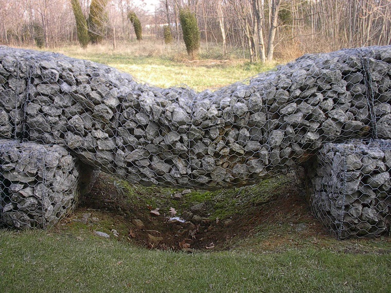 muro di contenimento costruzione metallica pietre