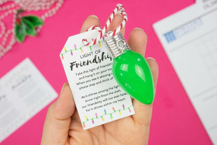 regali economici ma d effetto pallina natalizia dipinta di verde con eticchetta personalizzata