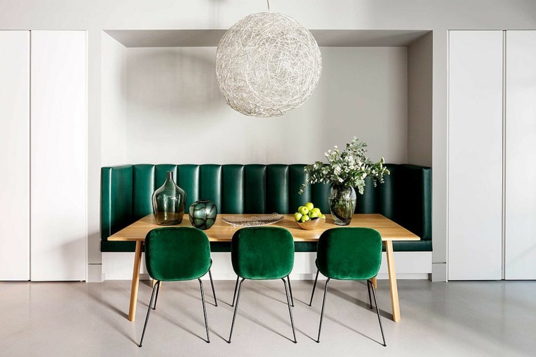 sala da pranzo classica contemporanea divano in nicchia sulla parete pelle di colore verde