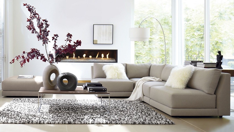 soggiorno contemporaneo camino fiori centrotavola divano moderno