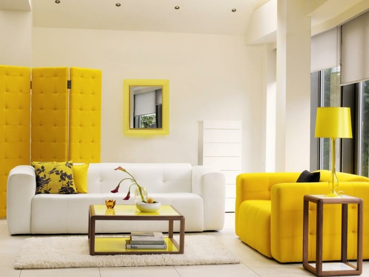 soggiorno minimal bianco giallo divano poltrone imbottite