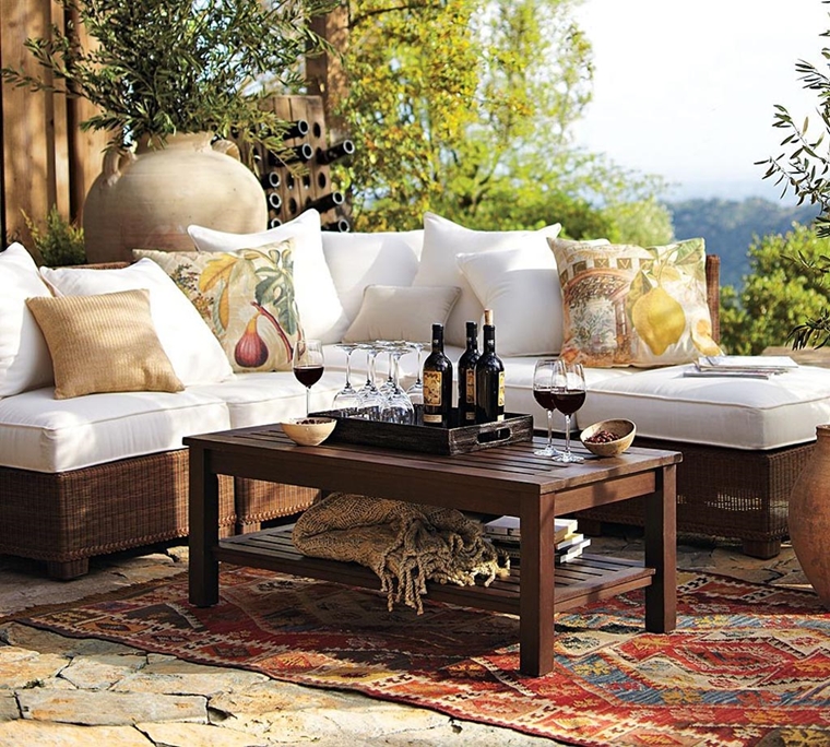 terrazzi moderni divano vimini cuscini esterno tavolino legno
