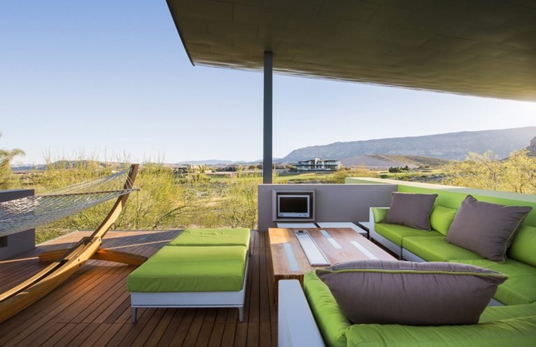terrazzo moderno parquet cuscini spalliera verde grigio
