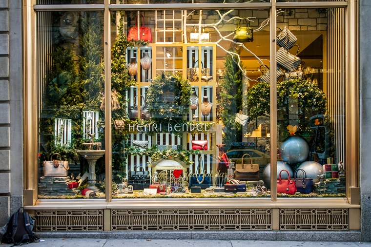 vetrine natalizie negozi borse accessori