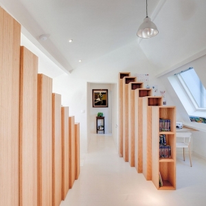 Libreria design a gradini in una casa francese elegante e di tendenza