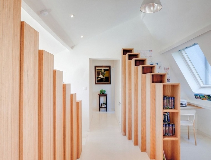 Libreria design a gradini in una casa francese elegante e di tendenza