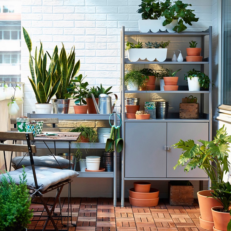 arredare balcone tante piante mobilietti