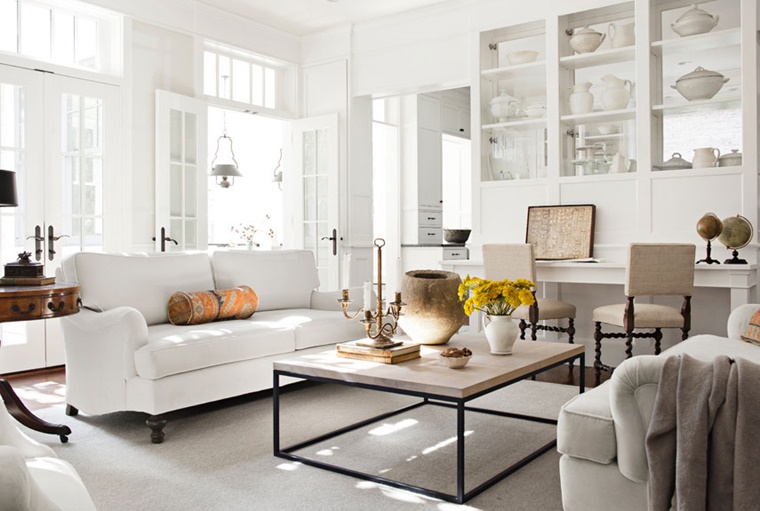 arredare soggiorno stile country tavolino legno divani colore bianco