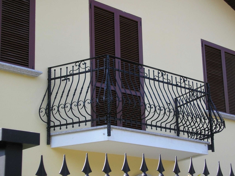 Balconi con ringhiere in ferro battuto dal classico al for Foto di ringhiere in ferro battuto