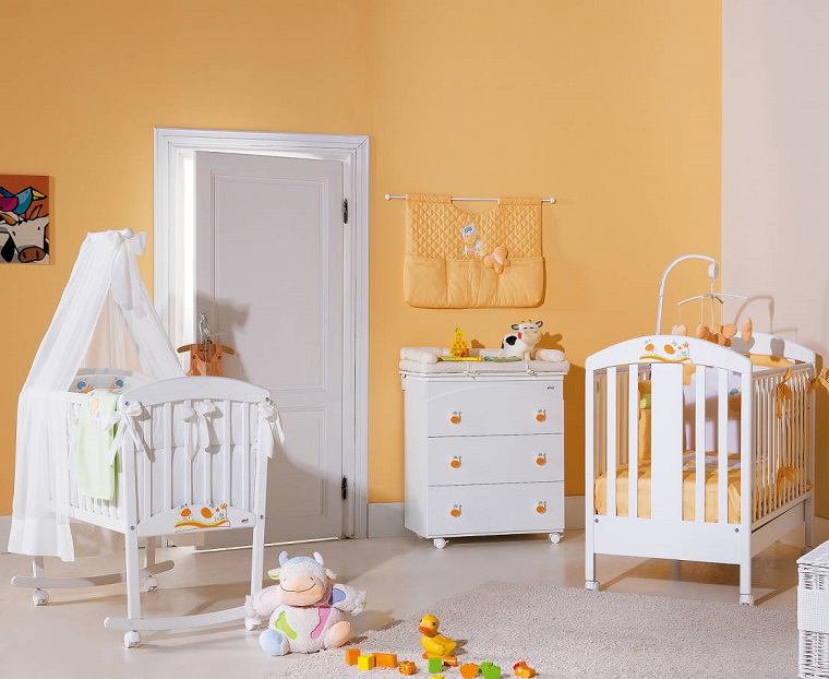 cameretta neonati mobili bianchi parete arancione