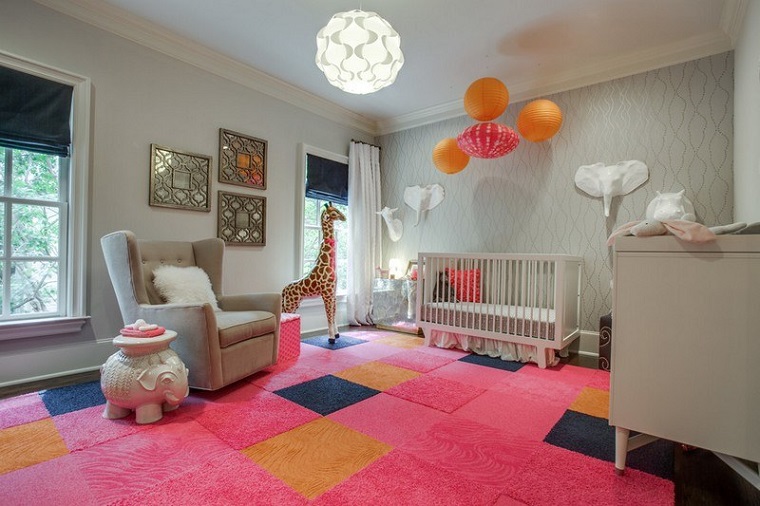 camerette neonati mobili bianchi tappeto colorato
