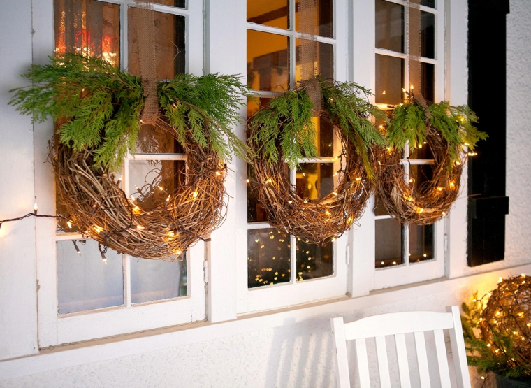 decorazioni natalizie per balconi festoni di rametti verdi finestre con fili di luci
