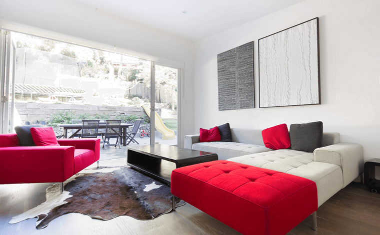 divano bianco rosso tavolino legno ambiente moderno