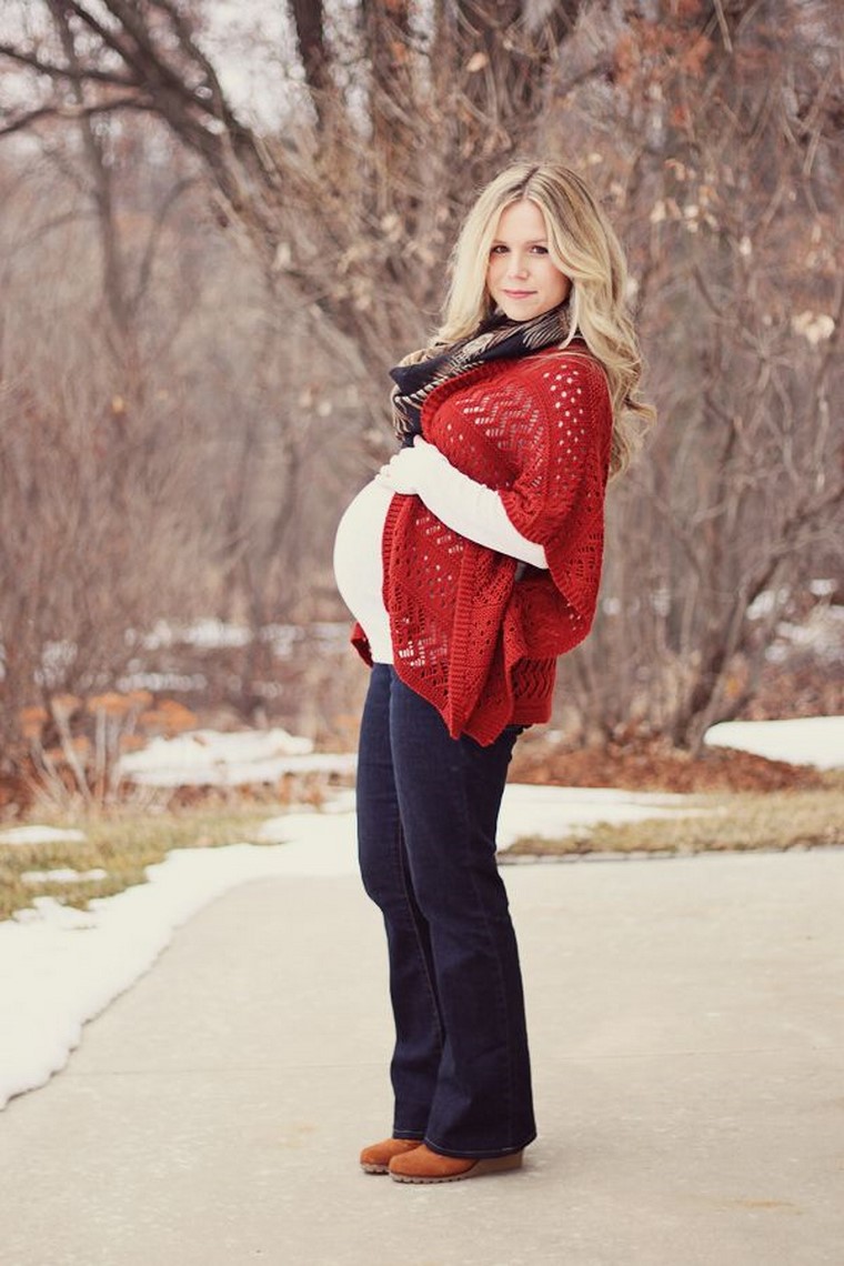 donna incinta vestita giacchetta maglia lana