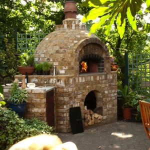 Forno da giardino a legna, tante idee e soluzioni per cucinare all’aria aperta